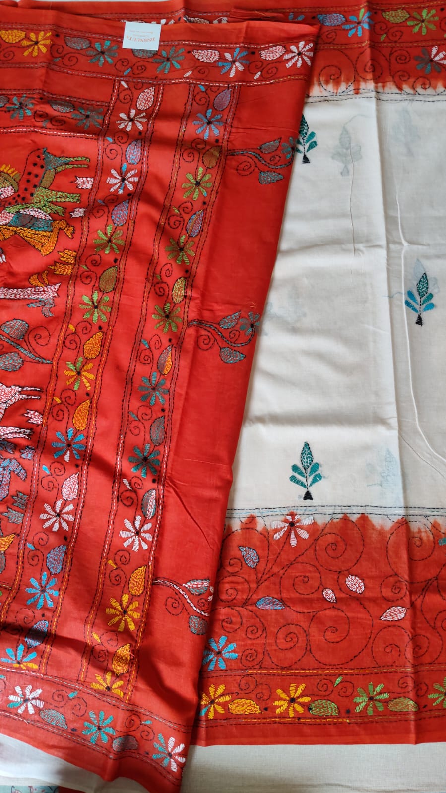 Mal Cotton Kantha Saree – Ivory White with Vermilion Red Kantha Border & Folk Art Pallu